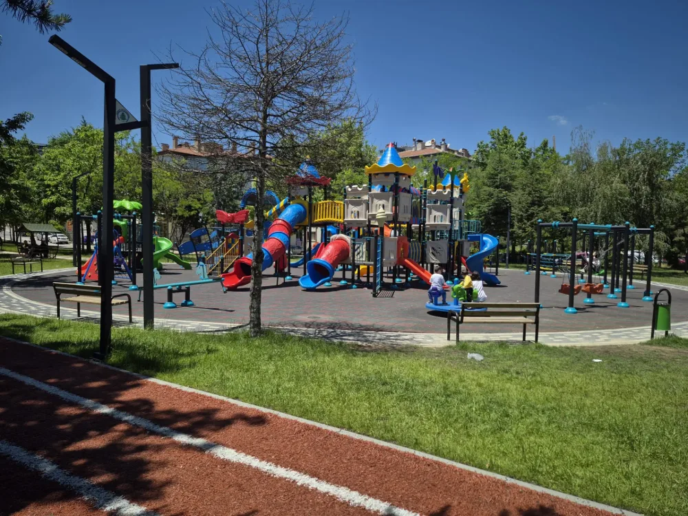 PlayNest oyun grubu kurulu bir belediye parkı