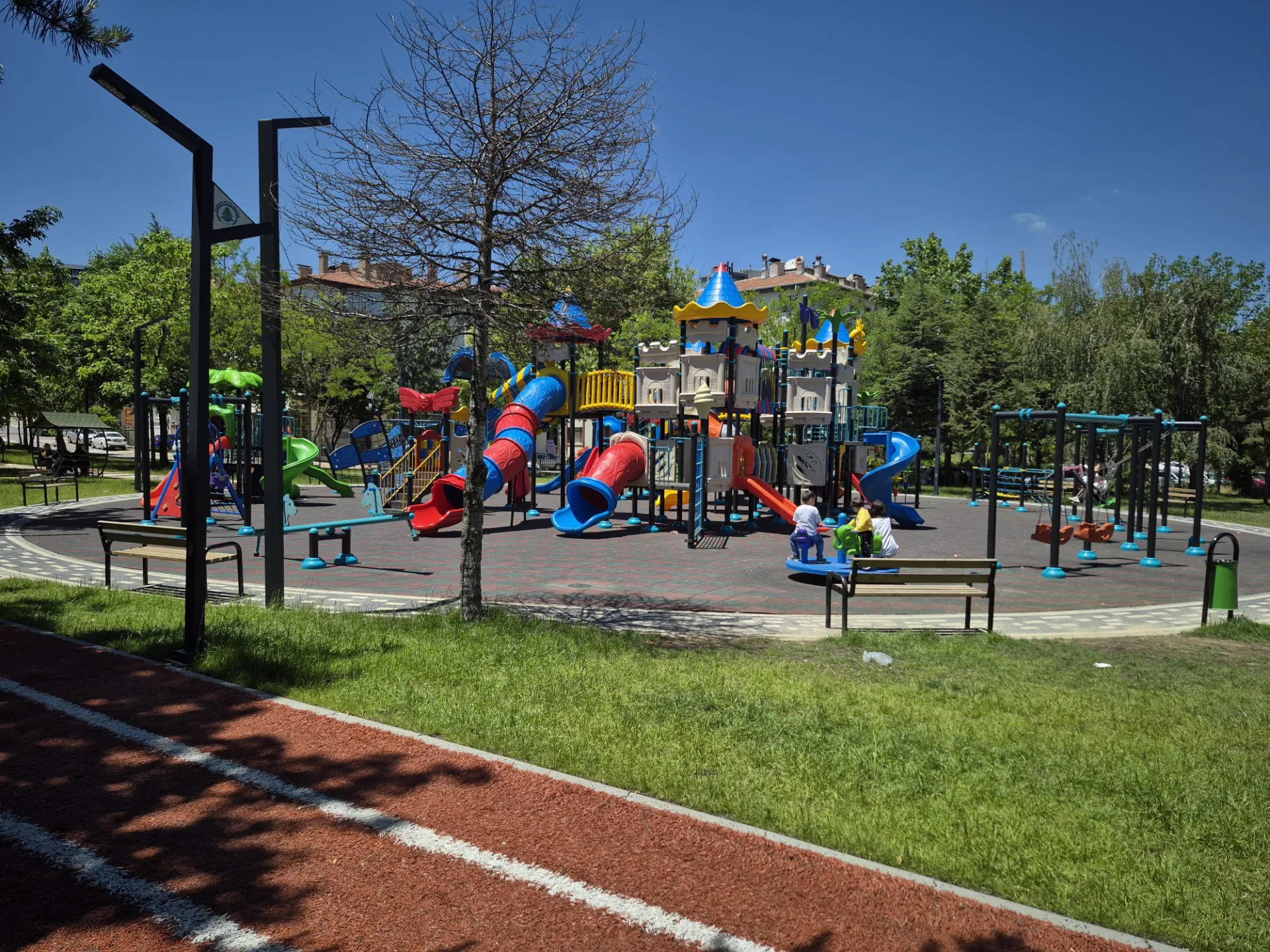 PlayNest oyun grubu kurulu bir belediye parkı